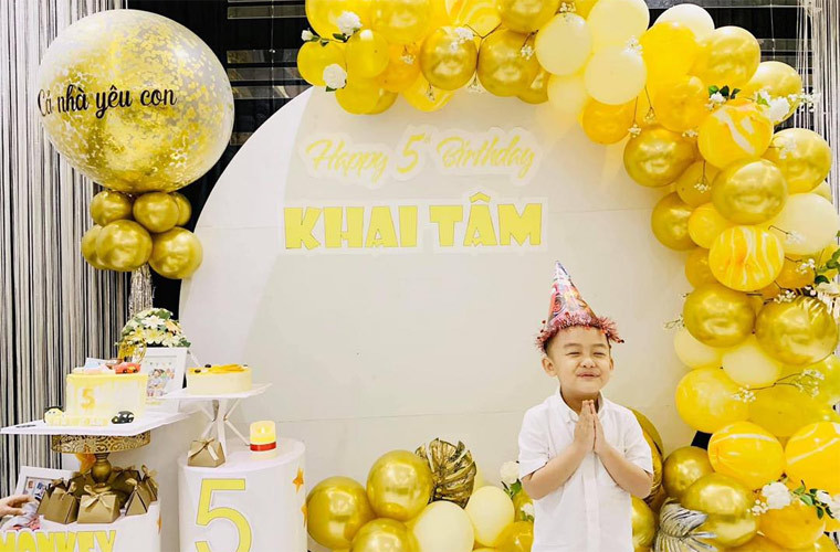 Sau mỗi bức ảnh cô chụp cùng người đàn ông giấu mặt đó, dưới phần bình luận, rất nhiều người chúc mừng vì cô có tình yêu mới.