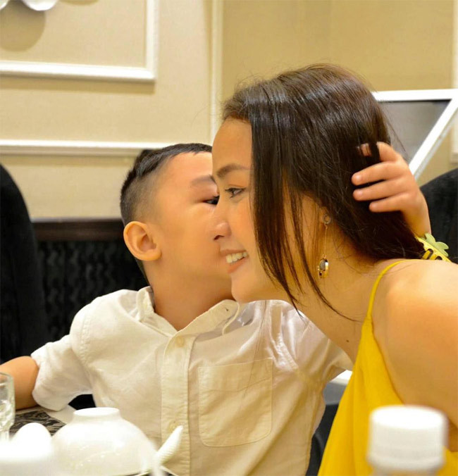 Theo chia sẻ của nữ diễn viên sinh năm 1987 cô định chỉ làm sinh nhật cho con trai đơn giản nhưng lại được các dì tổ chức rất hoành tráng.