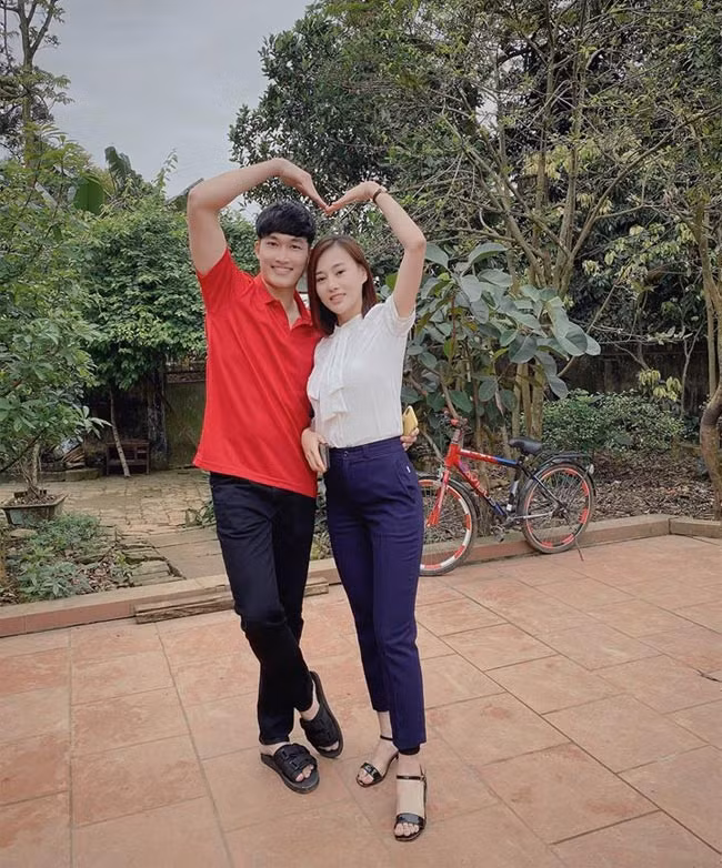 Trên Facebook, các diễn viên trong đoàn phim như: Tuấn Tú, Hương Giang, Bảo Thanh, Bảo Hân, Phương Oanh, Đình Tú… đều đăng ảnh hậu trường rất vui vẻ của đoàn phim.