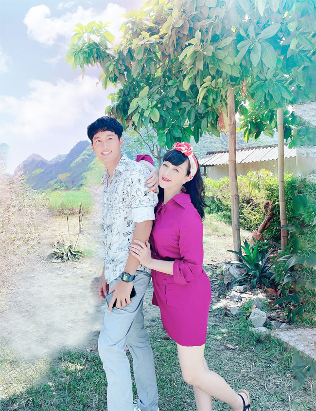 Cách ăn mặc và trang điểm của nữ nghệ sĩ trên phim khác xa so với cô ngoài đời.