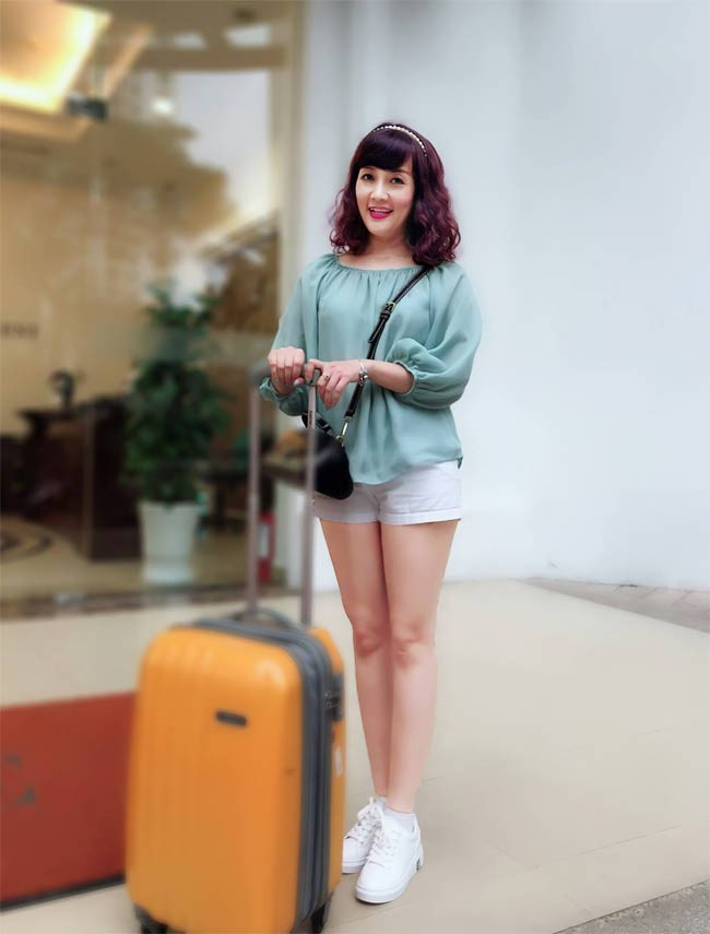 Từ đó đến nay, khán giả không ai biết chồng Vân Dung là ai, dung mạo thế nào. Không những thế cô với con trai thì ở Hà Nội, chồng lại ở TP.HCM và chỉ sum họp lúc dịp lễ, Tết.