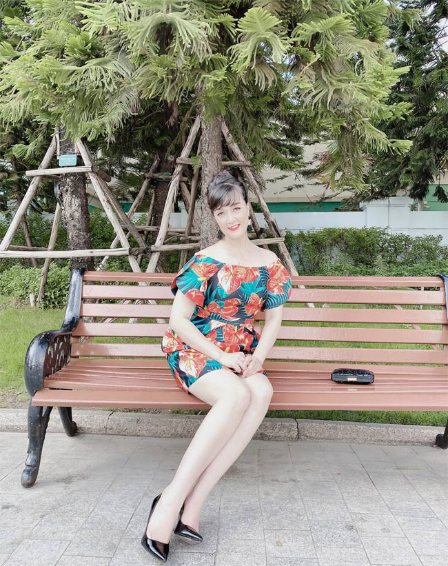 Mặc dù đã ở tuổi 45 và là mẹ của cậu con trai nay đã là sinh viên đại học, nhưng Vân Dung ngoài đời trẻ hơn tuổi nhiều.