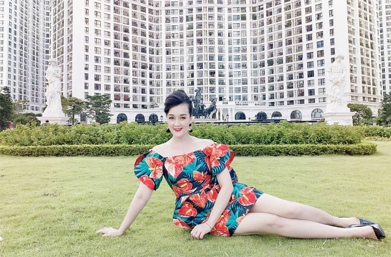 Vân Dung bắt đầu được đông đảo khán giả Việt Nam biết đến từ khi tham gia chương trình "Đời cười" của Nhà hát Tuổi trẻ, tiếp đó là “Gặp nhau cuối năm” (Táo Quân), “Gặp nhau cuối tuần” và “Gala cười” của Đài Truyền hình Việt Nam.