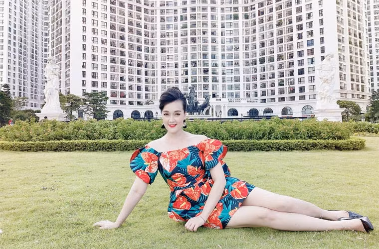 Vân Dung bắt đầu được đông đảo khán giả Việt Nam biết đến từ khi tham gia chương trình "Đời cười" của Nhà hát Tuổi trẻ, tiếp đó là “Gặp nhau cuối năm” (Táo Quân), “Gặp nhau cuối tuần” và “Gala cười” của Đài Truyền hình Việt Nam.