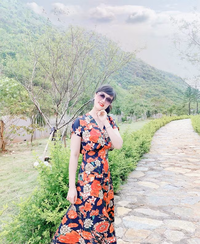 Nữ nghệ sĩ hài còn được nhận xét là xinh và trẻ hơn trên màn ảnh rất nhiều.