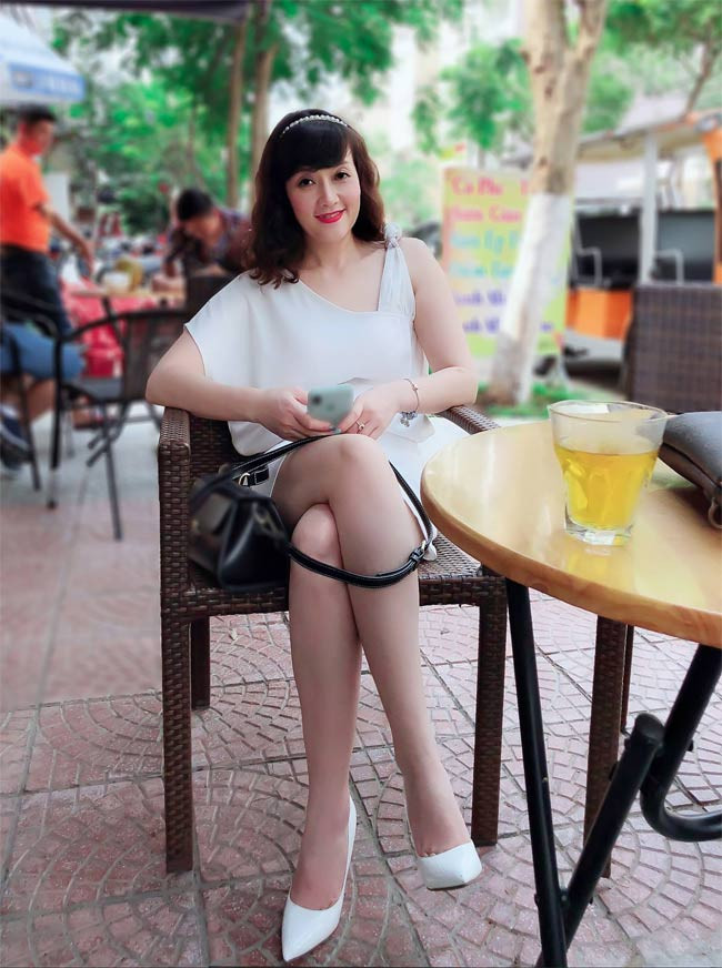 Từ lâu nay, "Táo bà" Vân Dung được coi là người giấu chồng giỏi nhất Vbiz. Kể từ lúc kết hôn, chỉ duy nhất lần chị để chồng lộ diện khi chia sẻ một bức ảnh cưới.