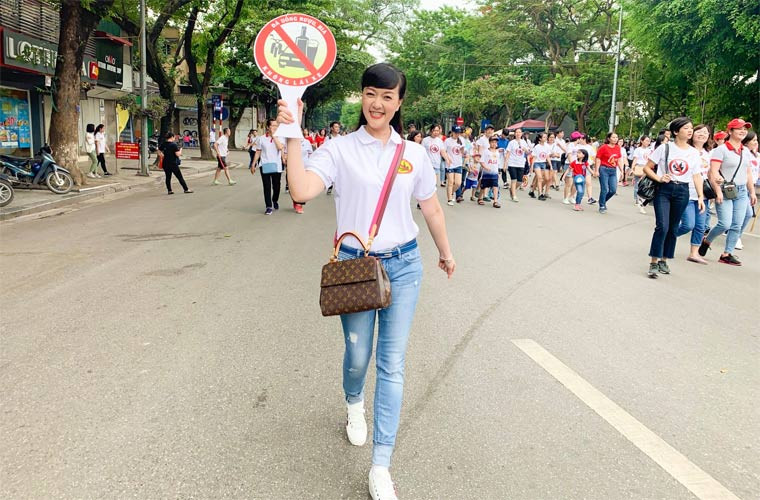 Không những thế, khác với những vai diễn chanh chua, đanh đá trên màn ảnh và sân khấu, ngoài đời, Vân Dung rất nhẹ nhàng.