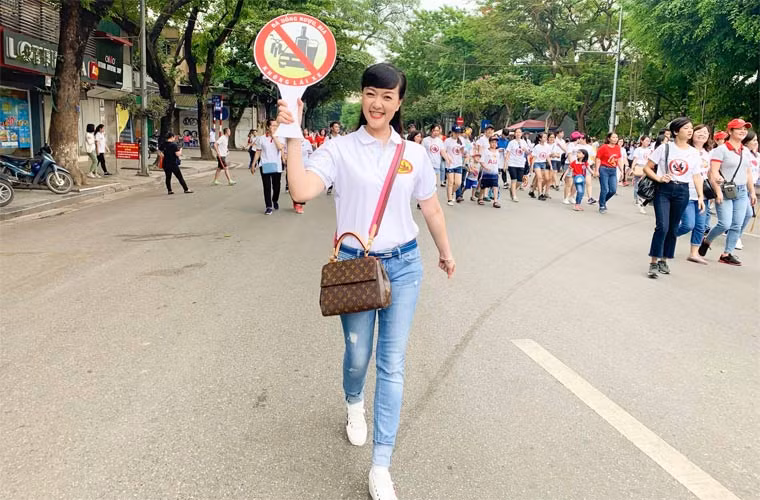 Không những thế, khác với những vai diễn chanh chua, đanh đá trên màn ảnh và sân khấu, ngoài đời, Vân Dung rất nhẹ nhàng.