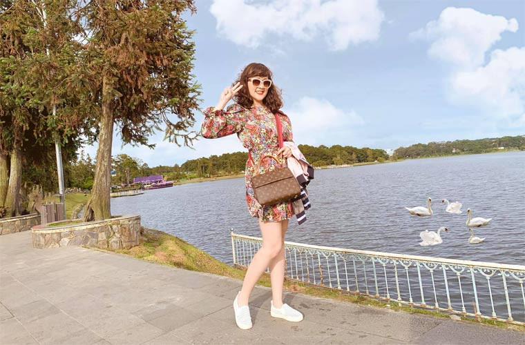 Năm 1992, khi 17 tuổi, Vân Dung tham gia cuộc thi hoa hậu báo Tiền Phong và lọt vào Top 15. Sau đó, cô bén duyên với nghệ thuật và trở thành diễn viên hài danh tiếng của miền Bắc.