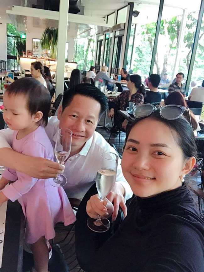 Năm 2018, cựu người mẫu khoe cô được chồng tặng hai căn nhà ở quận 1, TP.HCM, trị giá hàng chục tỷ đồng.