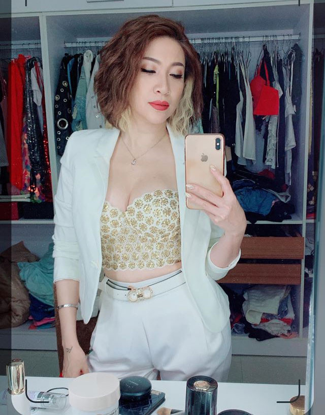 Năm 2018, Pha Lê còn công khai tin nhắn một người gạ cô “đi khách” 4 tiếng với giá 45 triệu. Đến năm 2019, Pha Lê tiếp tục bị dính tin đồn “làm gái”. Chia sẻ trên trang cá nhân, nữ ca sĩ viết: “32 tuổi vẫn có người đồn mình bán thân làm gái! Công nhận mình hành nghề lâu năm bền vững và đam mê cháy bỏng ghê!".