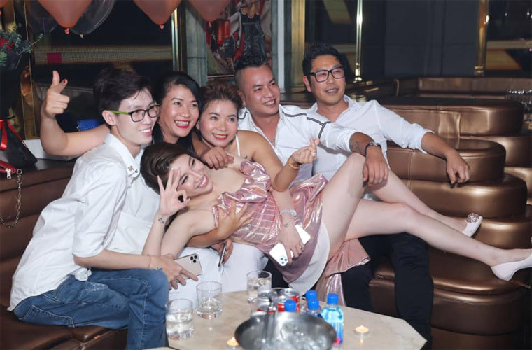 Thậm chí, theo tâm sự của nữ ca sĩ, vào thời điểm mới vào Sài Gòn lập nghiệp, gặp nhiều khó khăn, tiền không có, nên có lúc cô đã định thử liều với “lời đề nghị khiếm nhã” đi làm gái. Nhưng khi được các mối dẫn khách cho, thì cô lại sợ, không dám làm.