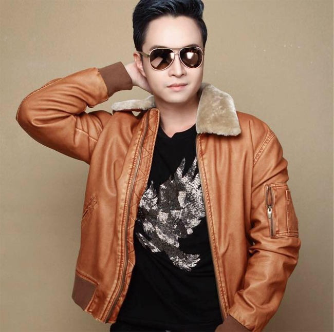 Hiện tại Nhật Tinh Anh phần lớn biểu diễn ở nước ngoài, dù show diễn không nhiều. Mỗi năm anh dành 6-8 tháng sang Mỹ để biểu diễn và chăm sóc bố mẹ.