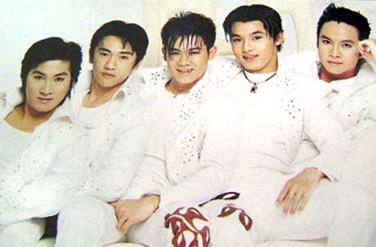 Năm 2002 nhóm nhạc 1088 tan rã. Sự kiện này gây chấn động làng nhạc Việt lúc bây giờ, nhất là với fan của nhóm.