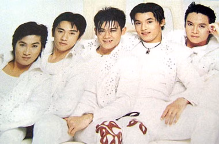 Năm 2002 nhóm nhạc 1088 tan rã. Sự kiện này gây chấn động làng nhạc Việt lúc bây giờ, nhất là với fan của nhóm.