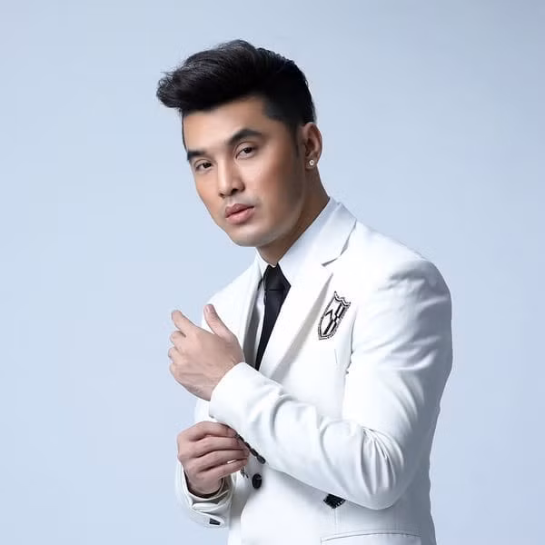 Sau khi nhóm tan rã, các thành viên đi hát solo. Ưng Hoàng Phúc là thành viên có sự nghiệp ca hát thành công nhất với hàng loạt hit đình đám như: "Thà rằng như thế", "Hứa thật nhiều thất hứa thật nhiều", "Nỗi nhớ nơi con tim mồ côi"...