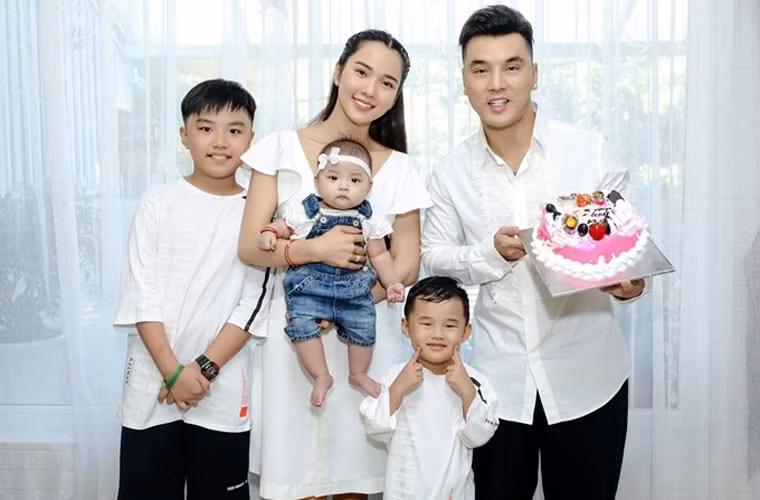 Cuộc sống riêng của anh cũng rất viên mãn bên vợ, cựu người mẫu Kim Cương và ba con nhỏ.