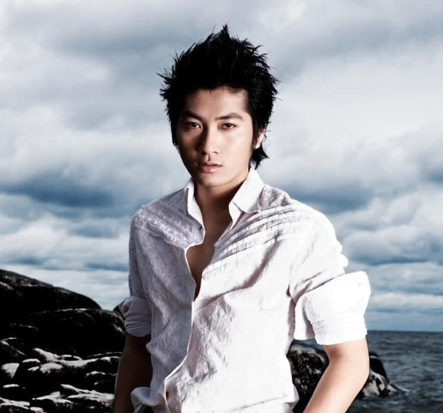 Ra solo sau khi nhóm tan rã, Nhất Thiên Bảo cũng cố gắng ra mắt một số sản phẩm âm nhạc nhưng không thành công. Cuối cùng anh quyết định sang Mỹ lấy vợ sinh con.