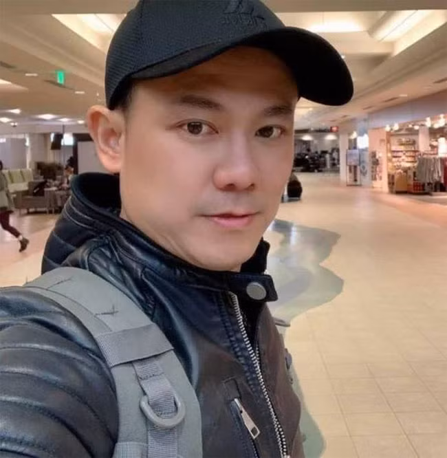 Một thời gian sau đó, thấy thị trường âm nhạc Việt Nam không còn phù hợp với mình, Vân Quang Long ra nước ngoài diễn. Tháng 3/2017, anh sang Mỹ định cư và tập trung kinh doanh nhà hàng, bất động sản. Tuy nhiên, khi có thời gian rảnh anh vẫn đi hát tại các sự kiện nhỏ, phòng trà ở Mỹ.