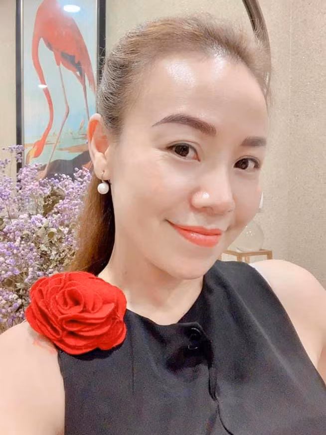 Vân Anh rất bất ngờ khi ở tuổi U40 cô lại được mời đóng phim và được khán giả yêu mến qua vai mẹ cô Xoan trong seri hài Làng ế vợ.