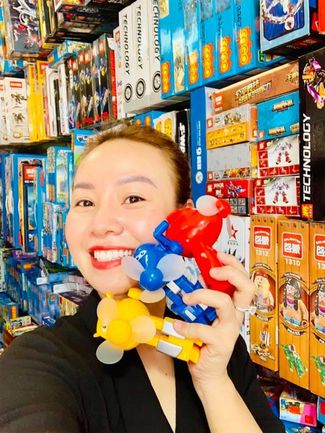 Sau một thời gian làm việc ở bể bơi, cô được một người bạn mời về làm nhân viên bán hàng cho cửa hàng đồ chơi trẻ em và công việc này gắn liền với Vân Anh tới tận bây giờ.