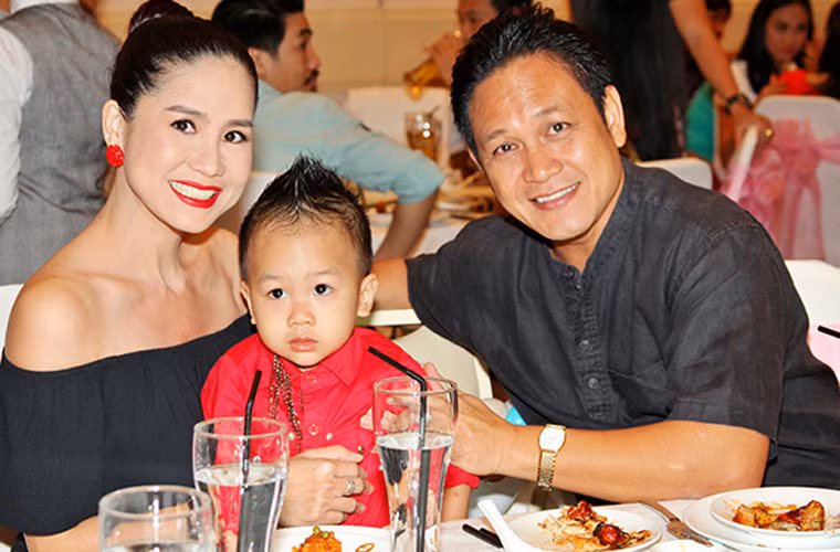 Sau vài mối tình, Đào Vân Anh quen và kết hôn với một doanh nhân. Cặp đôi có hai con trai chung.