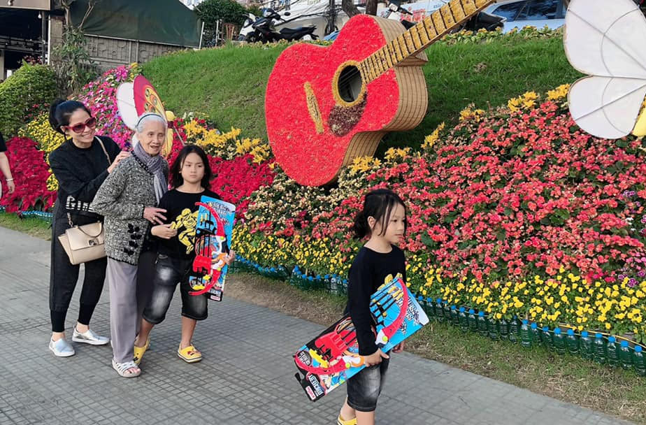 Tuy nhiên, hiện tại, nữ diễn viên khả ái đang là mẹ đơn thân của hai bé trai Shisha và Oxy. Cô là trụ cột gia đình, kiếm tiền nuôi hai con trai và mẹ già đã 80 tuổi. Tổ ấm bé nhỏ này chính là động lực để Đào Vân Anh phấn đấu lao động nghệ thuật hàng ngày. Xem video "Sự thật về đồ tiền tỷ của sao Việt". Nguồn VTC1: