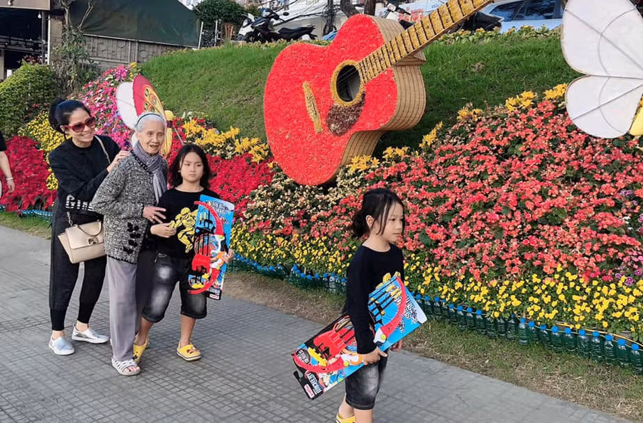 Tuy nhiên, hiện tại, nữ diễn viên khả ái đang là mẹ đơn thân của hai bé trai Shisha và Oxy. Cô là trụ cột gia đình, kiếm tiền nuôi hai con trai và mẹ già đã 80 tuổi. Tổ ấm bé nhỏ này chính là động lực để Đào Vân Anh phấn đấu lao động nghệ thuật hàng ngày. Xem video "Sự thật về đồ tiền tỷ của sao Việt". Nguồn VTC1: