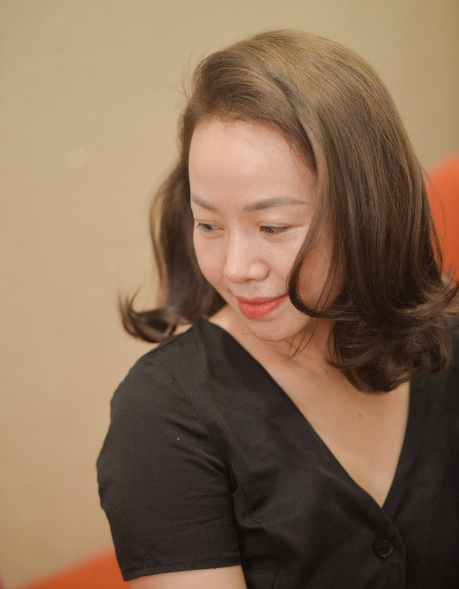 Vân Anh tâm sự, ly hôn xong, cô chỉ có đúng trong tay chiếc xe máy là tài sản lớn nhất. Nữ diễn viên phải chạy vạy khắp nơi xin việc để nuôi con và chấp nhận làm mọi việc từ bưng bê, phục vụ trong khu bể bơi với mức lương chỉ khoảng 1,6-1,7 triệu đồng, đến lồng tiếng phim.