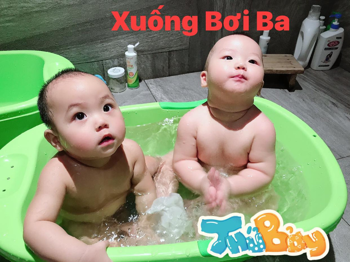 Trên trang cá nhân của mình, nam diễn viên thường xuyên chia sẻ hình ảnh của cặp quý tử sinh đôi, kèm những dòng thú thích hài hước khiến ai ngắm cũng yêu.