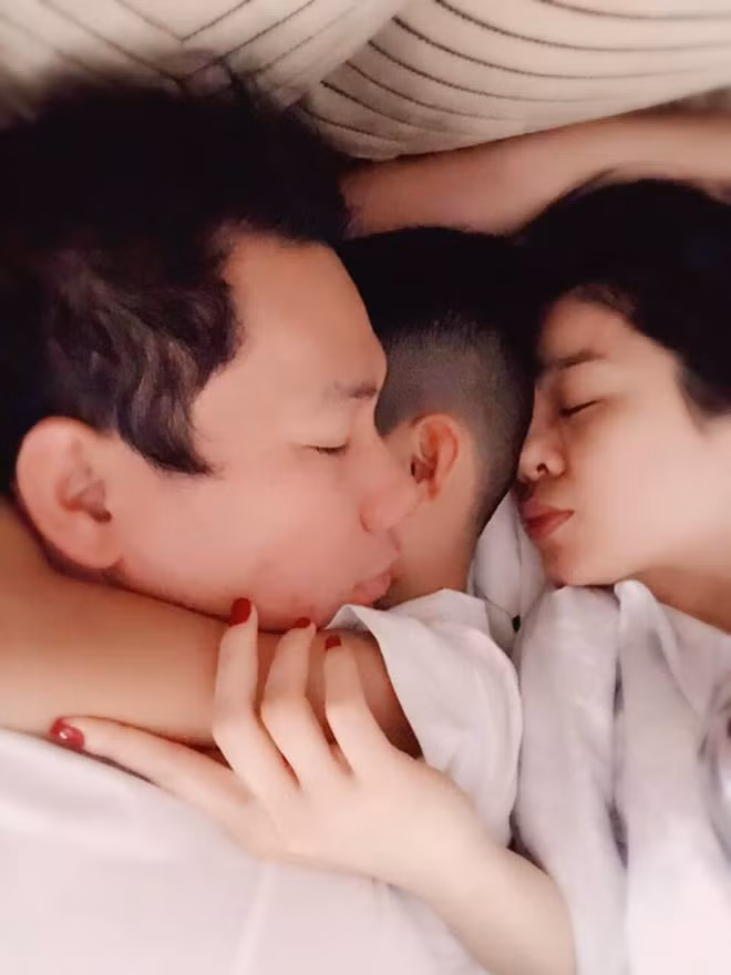 Quý tử độc nhất nhà Lệ Quyên cũng chào đời trong năm 2011.