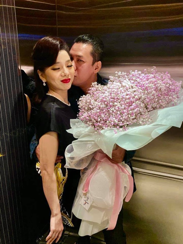 Cuộc hôn nhân 10 năm của Lệ Quyên và ông xã khiến dân tình ghen tị vì độ tình cảm, mùi mẫn của cặp đôi.