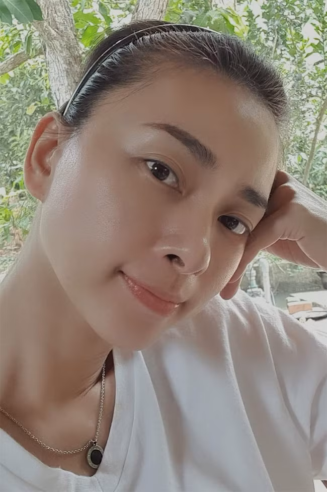 Ngô Thanh Vân được khen trẻ hơn tuổi một phần nhờ làn da mịn màng, không nếp nhăn.