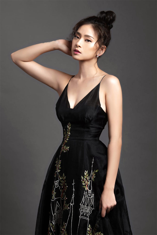 Sau đó, cô bắt đầu sự nghiệp tại Việt Nam như một người mẫu cho các tạp chí, lịch, các bộ sưu tập thời trang.