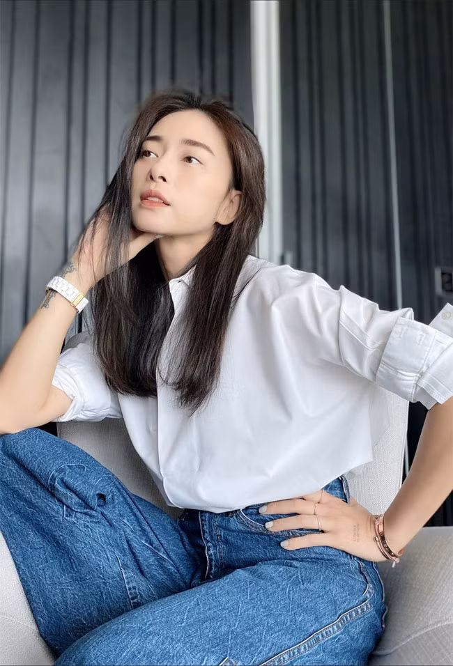 Phong cách thời trang giản dị, tóc để thẳng, dài, mặt không trang điểm, trông nàng đả nữ lại càng trẻ hơn so với tuổi thực.