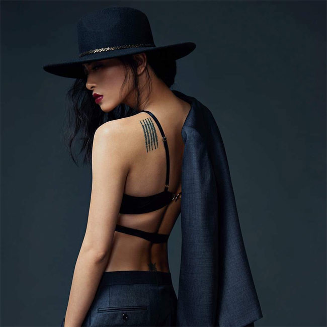 Ngô Thanh Vân còn thử sức với vai trò ca sĩ. Cô từng là thành viên của nhóm Tứ ca Ngẫu nhiên năm 2001 sau khi thành viên Thanh Uyên rời nhóm.