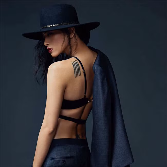 Ngô Thanh Vân còn thử sức với vai trò ca sĩ. Cô từng là thành viên của nhóm Tứ ca Ngẫu nhiên năm 2001 sau khi thành viên Thanh Uyên rời nhóm.