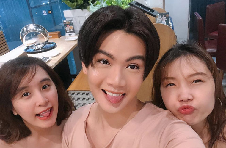 Đào Bá Lộc trông xinh và điệu hơn cả các bạn gái cùng lớp cấp 3.