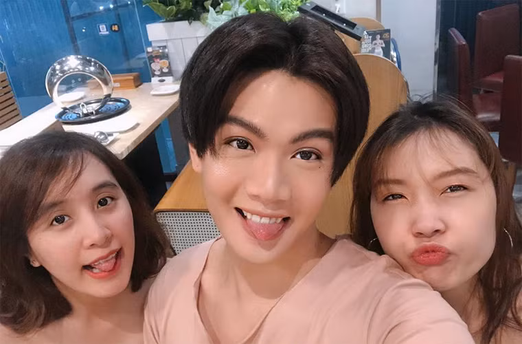 Đào Bá Lộc trông xinh và điệu hơn cả các bạn gái cùng lớp cấp 3.