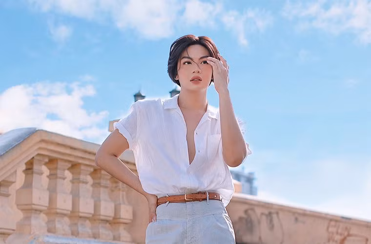 Mái tóc mới của nam ca sĩ sinh năm 1993 được bạn bè và cư dân mạng khen hết lời.