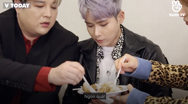 Chuối nếp nướng, món ăn vặt khá được yêu thích ở miền Nam Việt Nam cũng khiến Super Junior mêm mẩn khi lần đầu thưởng thức.