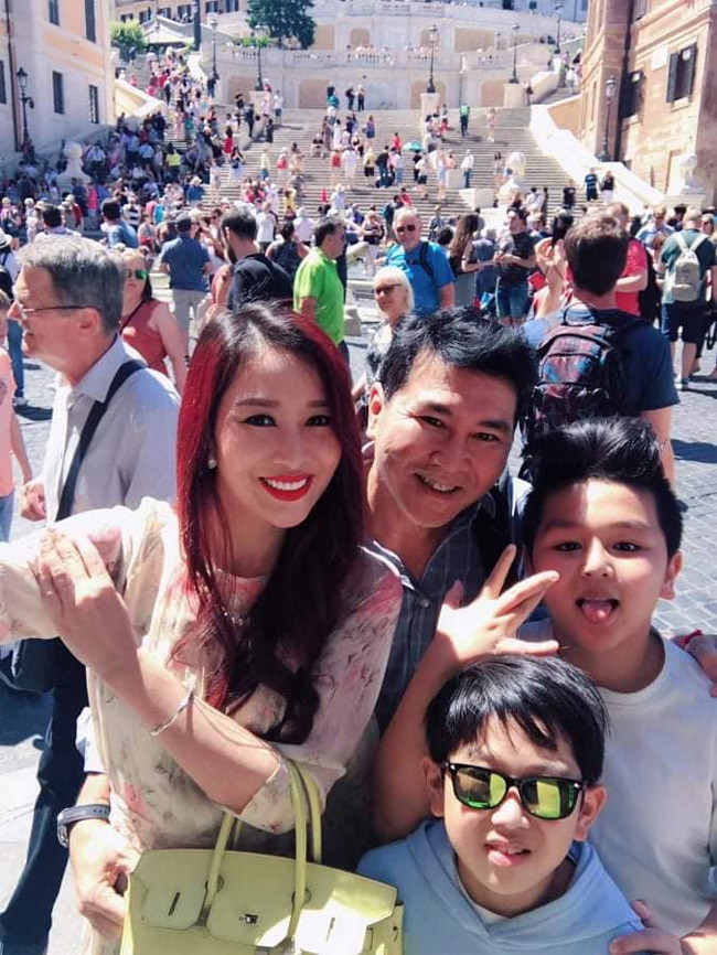 Vợ chồng Hoa khôi Thu Hương có hai con trai, cuộc sống vô cùng viên mãn. Hai vợ chồng thường đưa nhau đi du lịch rất vui vẻ và lãng mạn.