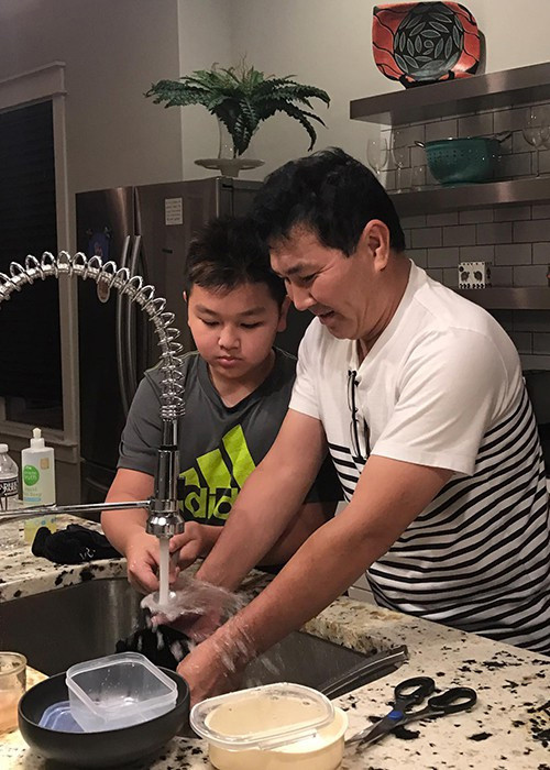 Mặc dù bận rộn với công việc kinh doanh, nhưng chồng Thu Hương luôn tranh thủ thời gian rảnh cùng vào bếp với vợ.