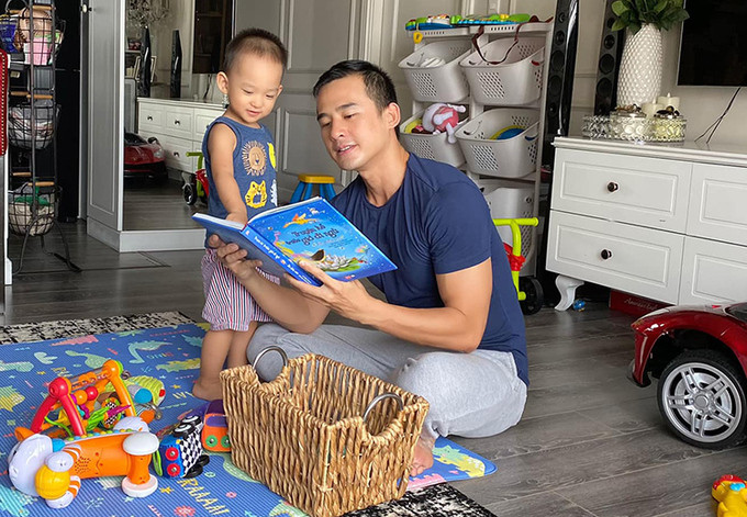 Lương Thế Thành đúng chuẩn "ông chồng quốc dân" khi sẵn sàng chia sẻ công việc nhà và chăm sóc con cái với vợ.