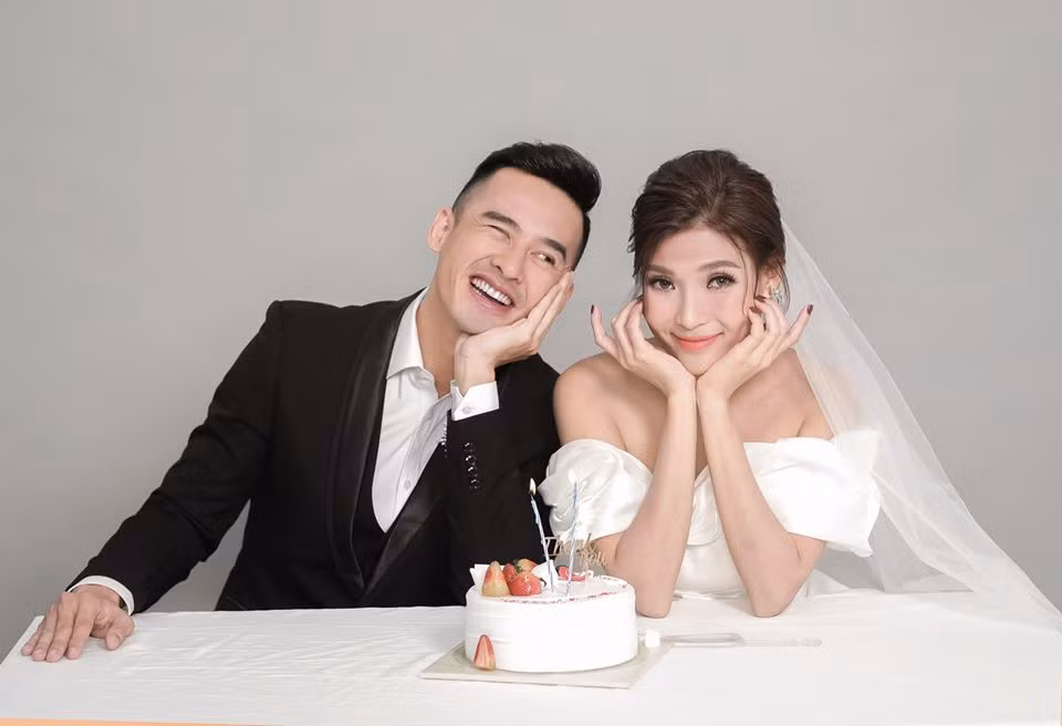 Lương Thế Thành và Thúy Diễm có hơn 2 năm yêu nhau trước khi kết hôn. Cặp diễn viên chào đón cậu con trai đầu lòng chào đời vào giữa năm 2018.