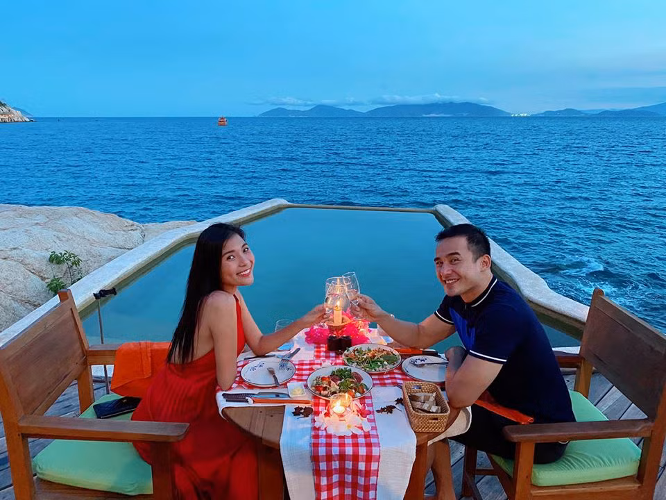 Thời điểm Thúy Diễm xa nhà 6 tháng đóng phim ở Bình Thuận, Lương Thế Thành ở nhà chăm con thay vợ. Anh còn thường xuyên nhắn tin hỏi thăm sức khỏe và nhờ các thành viên trong đoàn gửi những đồ dùng cần thiết mang ra Bình Thuận cho vợ.