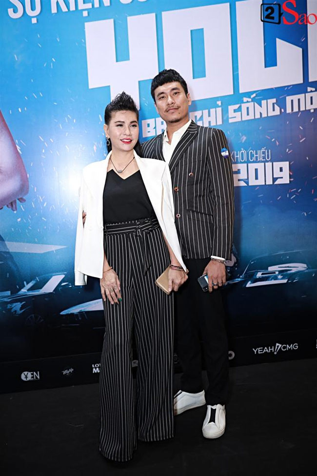 Sau vài tháng ầm ĩ chuyện tình cảm, Kiều Minh Tuấn lại tay trong tay với Cát Phượng tới buổi họp báo công chiếu phim điện ảnh YOLO.