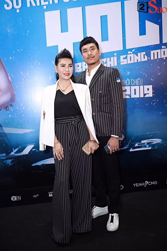 Sau vài tháng ầm ĩ chuyện tình cảm, Kiều Minh Tuấn lại tay trong tay với Cát Phượng tới buổi họp báo công chiếu phim điện ảnh YOLO.