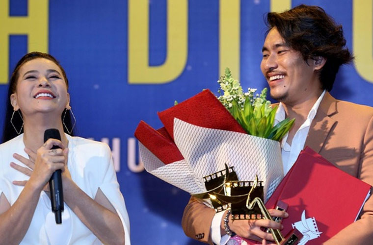 Những nỗ lực của anh đã được ghi nhận bằng giải Nam diễn viên chính xuất sắc phim truyện điện ảnh tại Cánh diều 2019 nhờ hai vai diễn trong “Anh trai yêu quái” và “Nắng 3”.