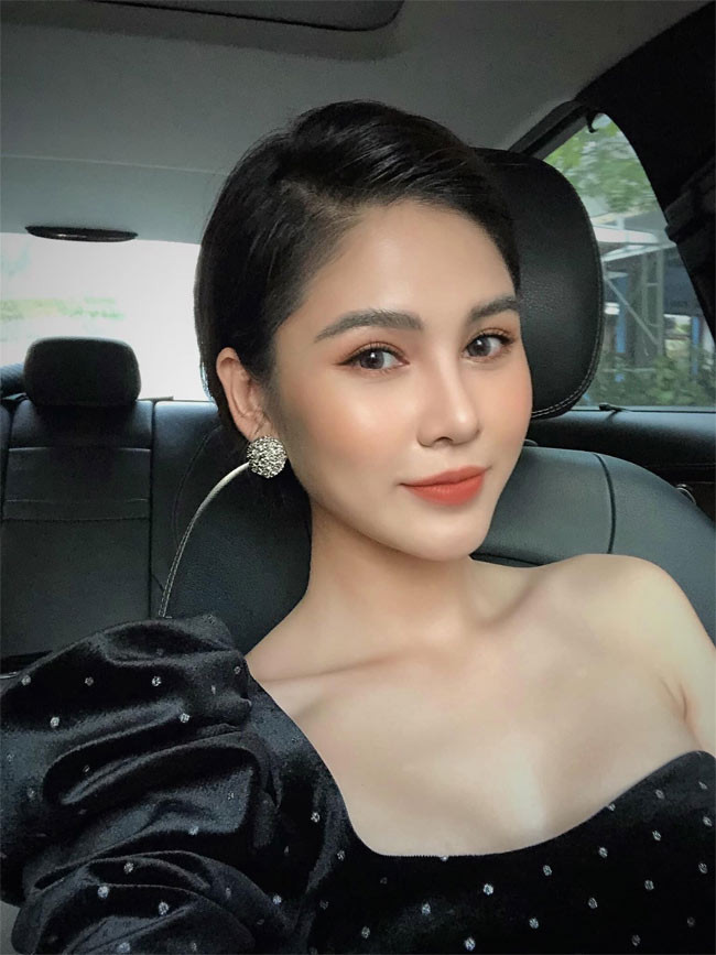 Để chứng minh điều ngược lại, Thu Hoài cho biết cô chính là đại gia của mình nhờ những nỗ lực làm việc và mỗi tháng thu nhập của cô không dưới 9 con số.